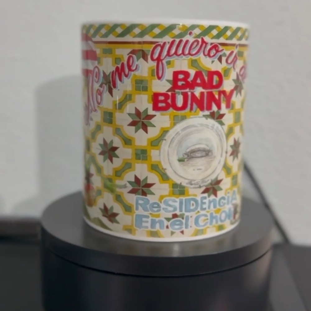 Bad Bunny “No me quiero ir de aquí” Mug - Residencia en el Choli Exclusive
